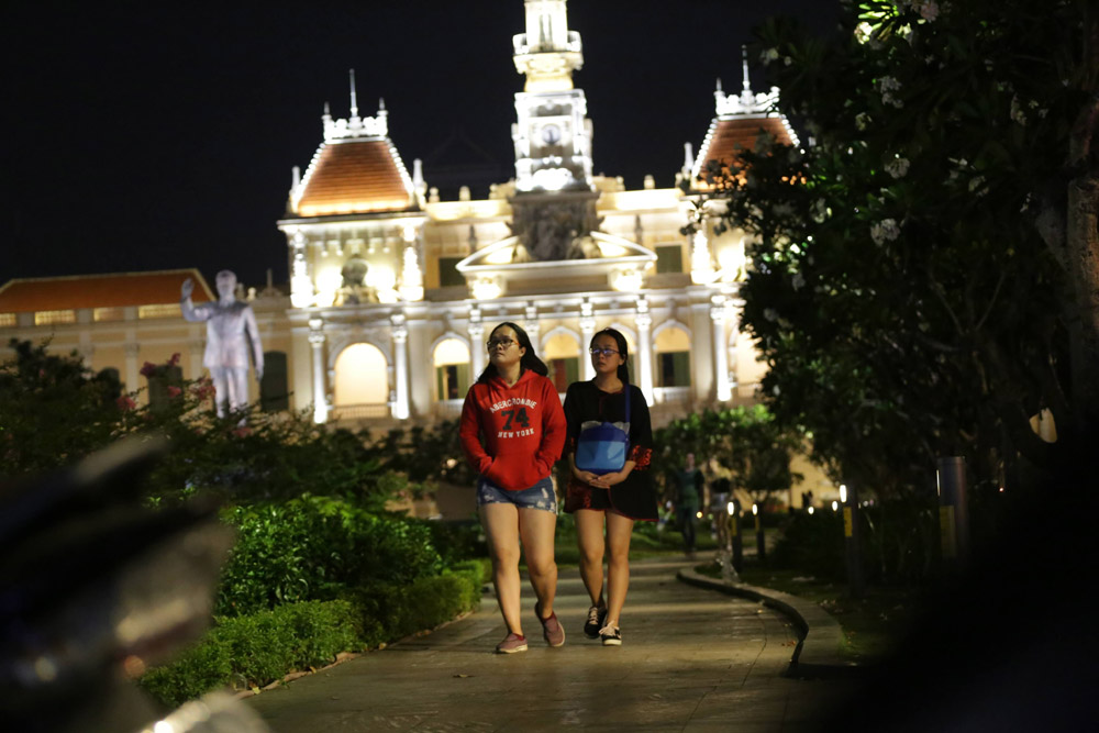 Người Sài Gòn co ro trong đêm lạnh ngày cận Tết